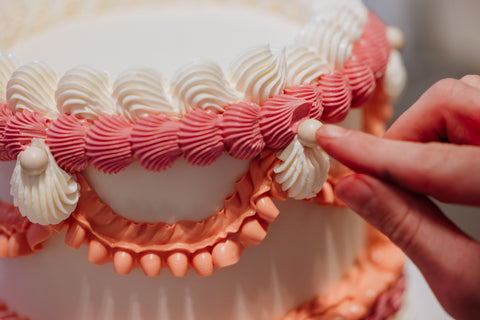 Dive into the world of cake decoration!